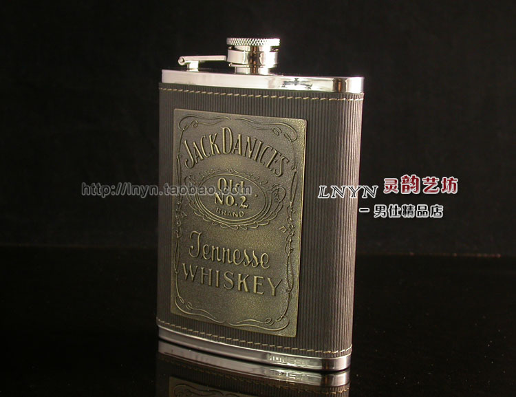 百诚酒壶 品质保证！采用304不锈钢材质，更加坚固耐用，安全卫生、密封性好。产品出口俄罗斯、德国等地，富含浓郁的酒文化气息，是孝敬长辈问候亲朋的馈赠佳品。