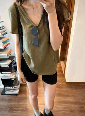 橄榄绿V领卷边短袖T恤女夏季韩系宽松慵懒小众高级感显白休闲上衣