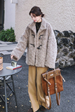 【】摩卡灰立领牛角扣加厚羊羔毛棉服99933-P205K298，女装皮草，2C069
