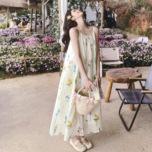 法式复古碎花吊带连衣裙女2025夏季新款超好看高级感度假风长裙图片