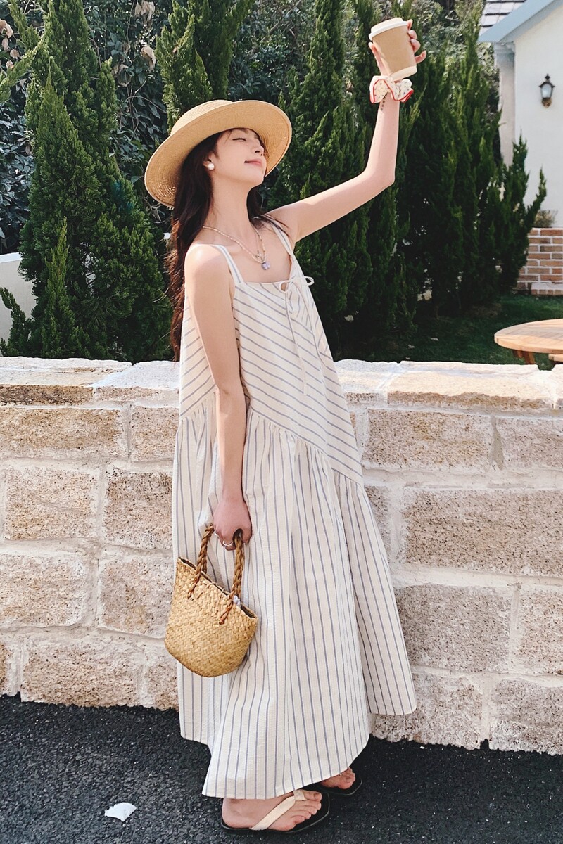 夏薄款斜裁法式条纹百搭优雅显瘦海边度假绝美休闲吊带连衣裙女款,女装休闲裤,2C069