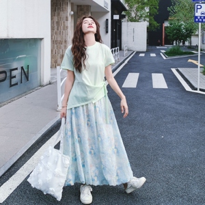设计感不规则T恤套装裙女2025年夏季新款超好看碎花半身裙两件套图片