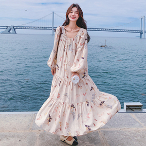 今年流行蝴蝶印花连衣裙女2024早秋新款松弛感宽松气质度假风长裙图片