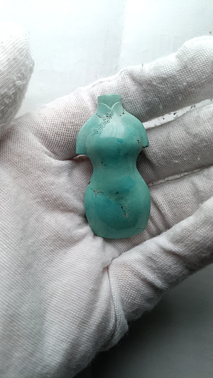 湖北原矿绿松石雕件旗袍13.84g