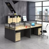 Офисная стола и комбинированные стул Сотрудники Офисная раздел простые работы с четырьмя рабочими компьютером и комбинированной позицией стула