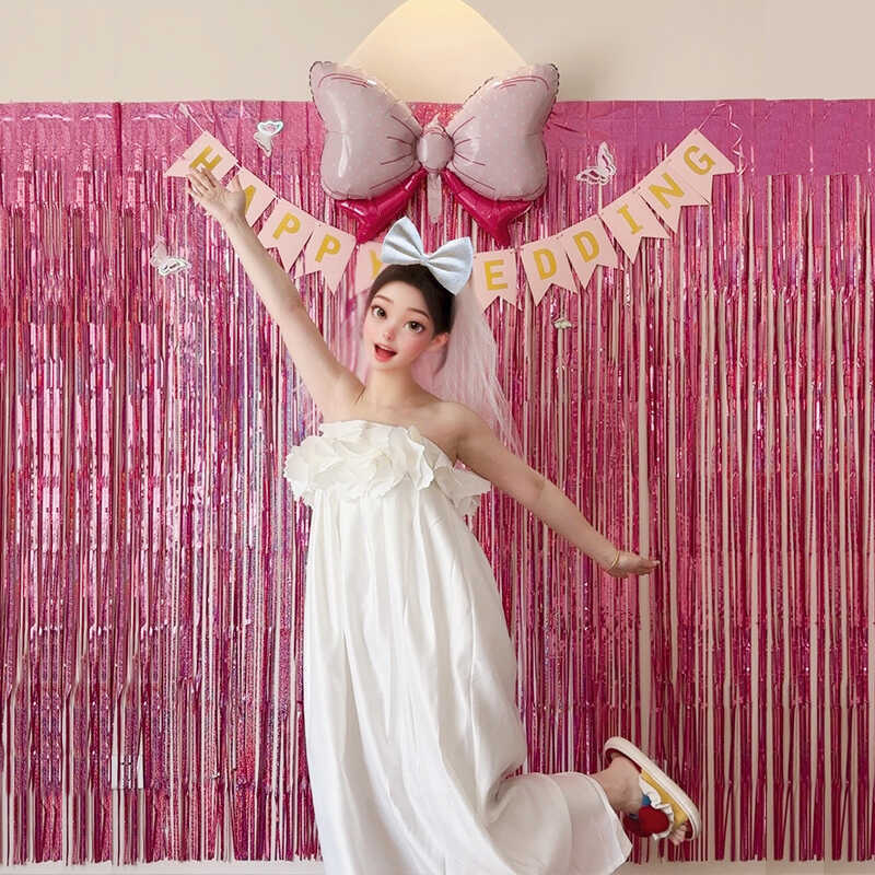 结婚婚房布置浪漫婚礼氛围装饰玫红爱心气球拉花新娘晨袍拍摄背景