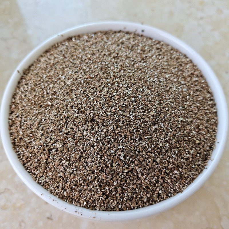 厂家直供红色蛭石隔热吸温片蛭石颗粒刹车磨擦用用膨胀蛭石