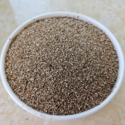 厂家直供红色蛭石隔热吸温用蛭石用刹车磨擦片颗粒膨胀蛭石