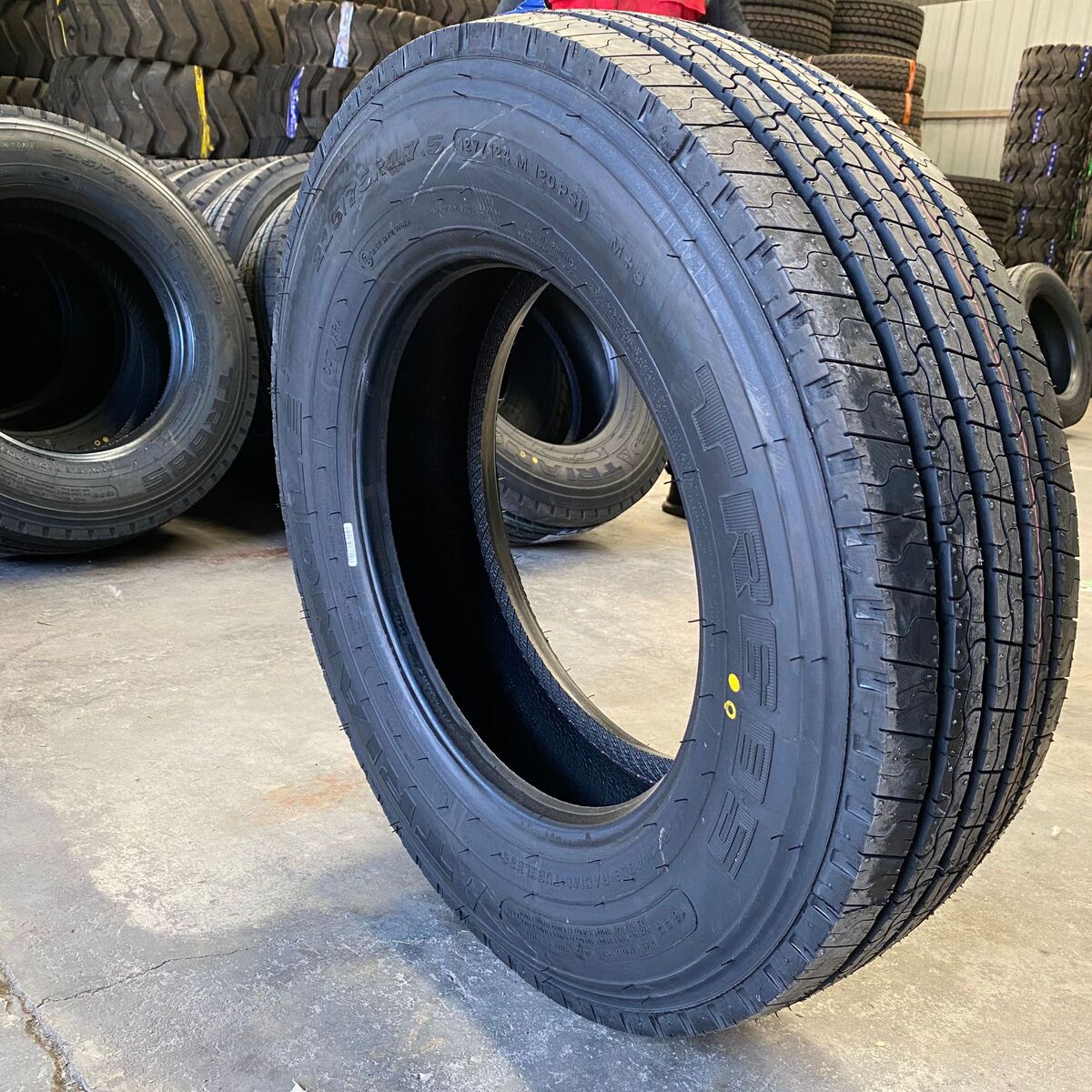 热销公交车三角真空胎205215225235245255265275/70/75r17.5