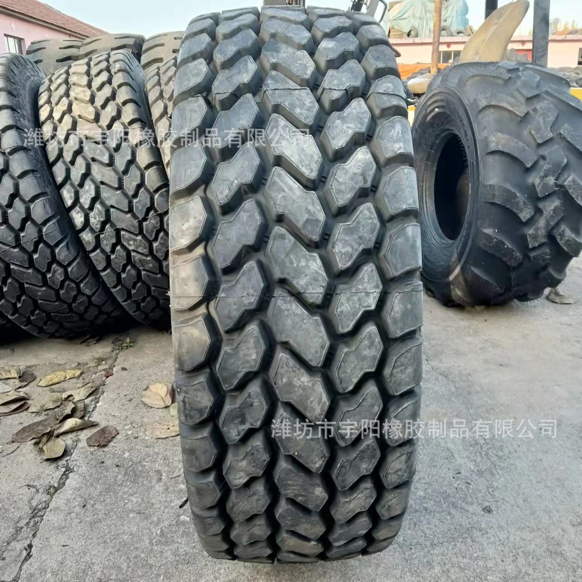 热销260吨吊车轮胎445/80r25起重机真空钢丝轮胎