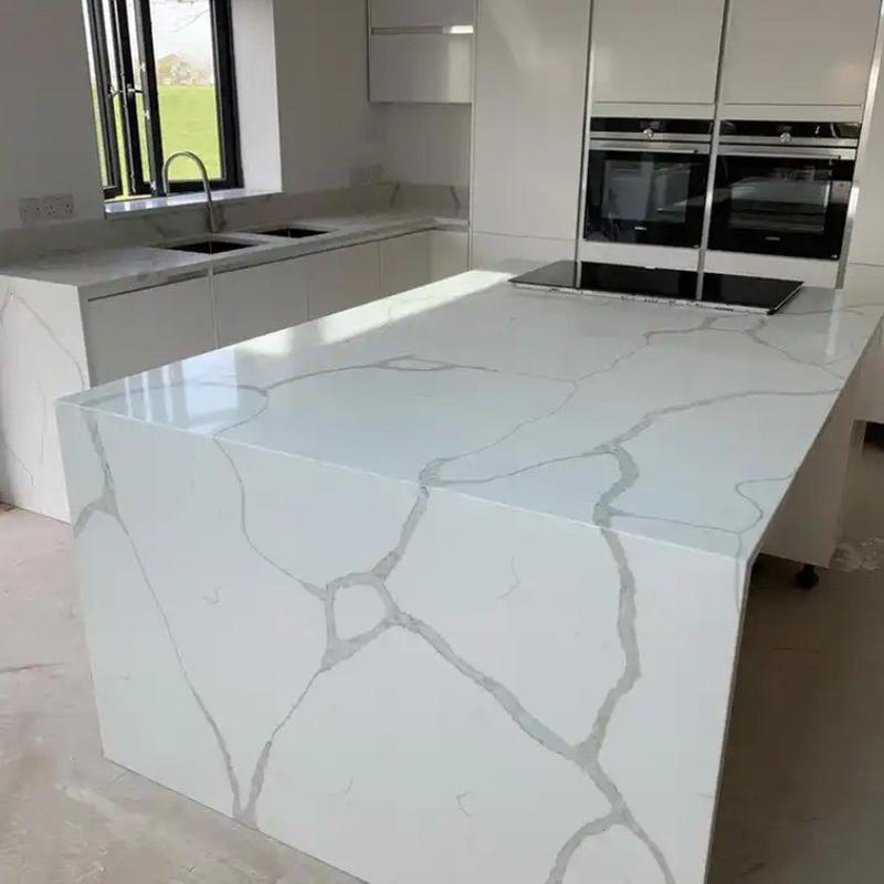 人造白色餐桌鱼肚白大板橱柜厨房台面石英石板材岛台背景墙