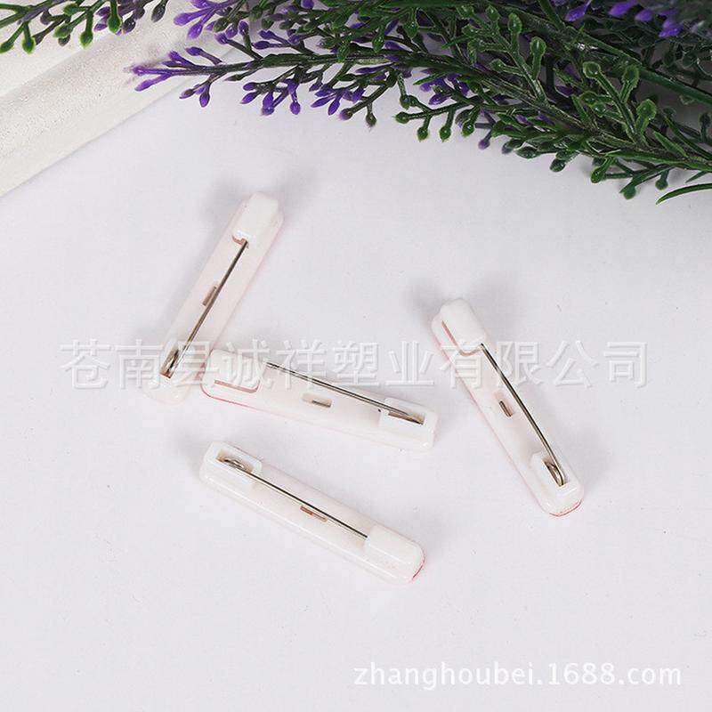 厂家定制供应批发别针胸卡工号牌别针大量塑料生产