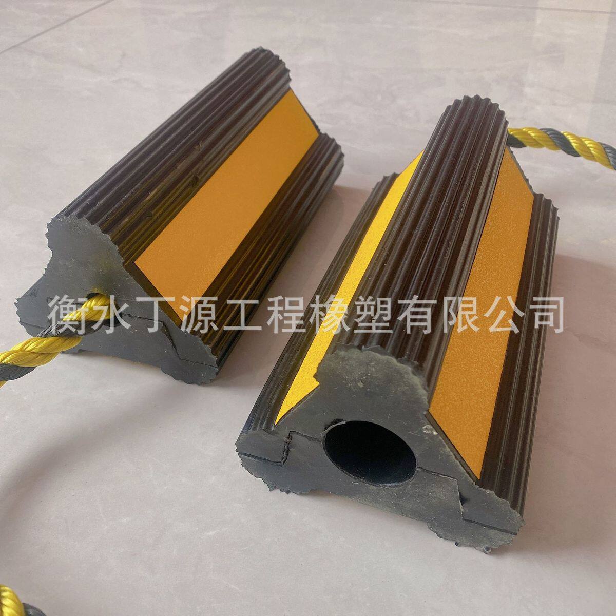 现货供应橡胶飞机轮挡210*110*100汽车车位固定斜坡倒车止退器