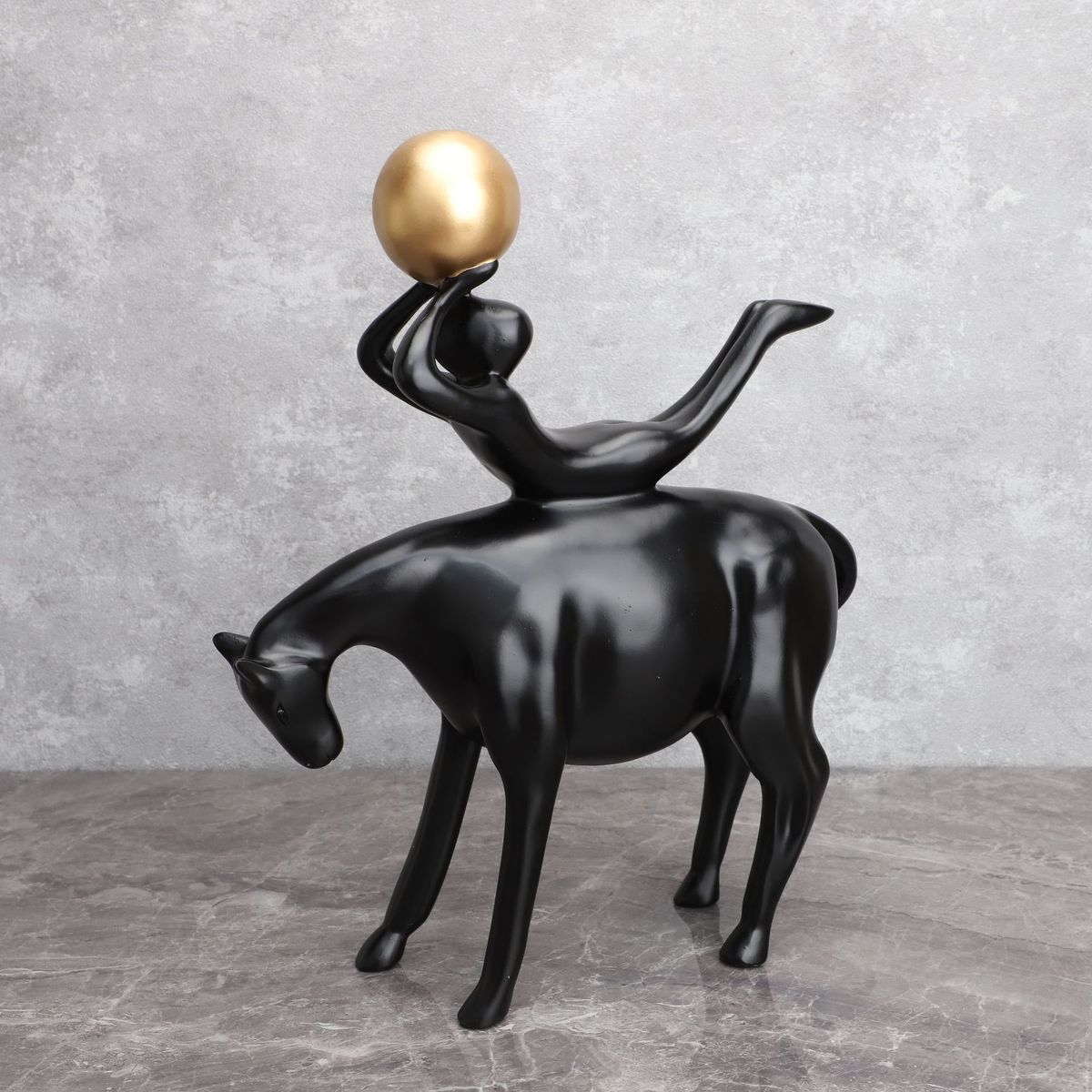 欧式创意树脂骑牛卧室红金蓝球售楼部样板房客房托软装饰品摆件