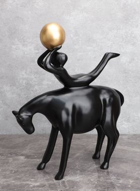 欧式创意树脂骑牛卧室红金蓝球售楼部样板房客房托软装饰品摆件