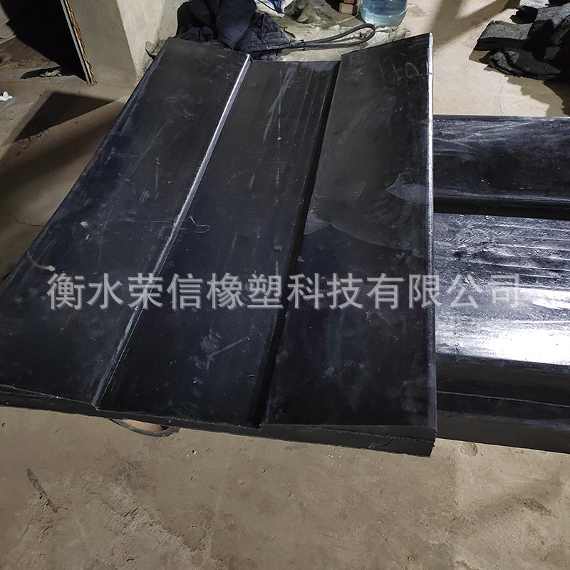 定制橡胶鞍座橡u型胶卷运输橡胶板加工橡胶制品固定胶座