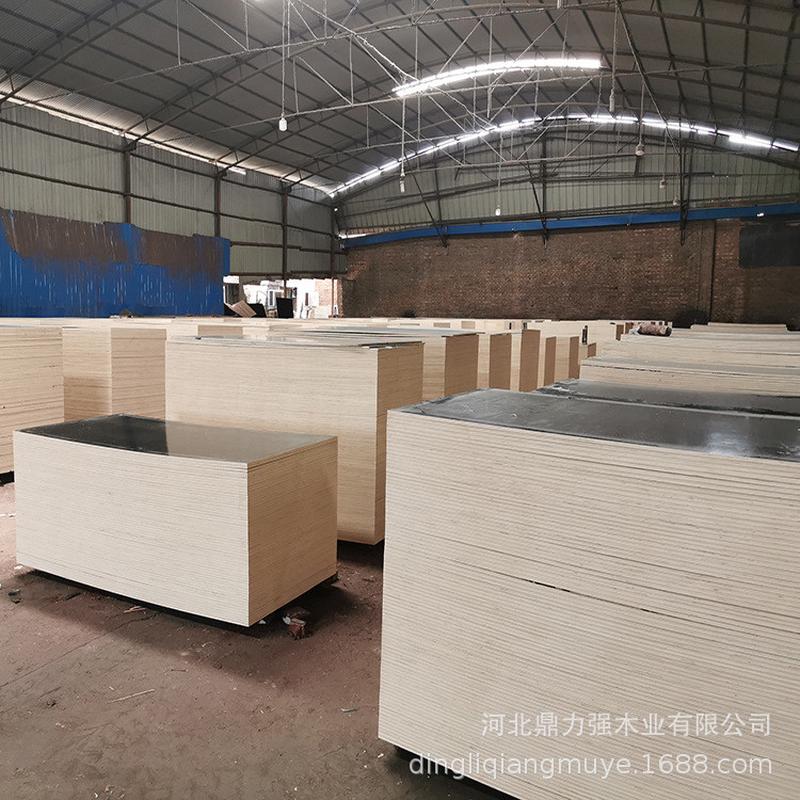 批发建筑模板清水模板杨木多层板板工程覆膜胶合板重复使用
