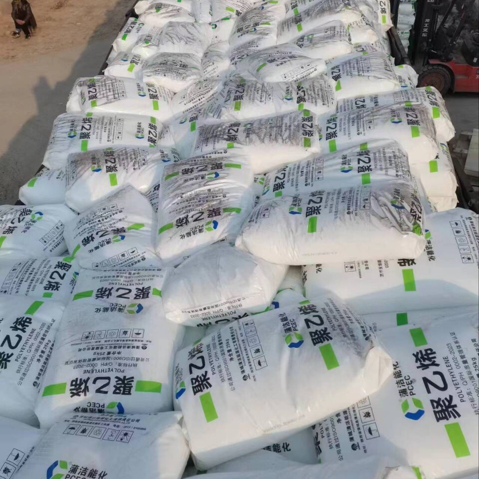 热销塑料膜膜pe拉伸缠绕膜围黑色薄膜生产厂家20公斤50cm宽