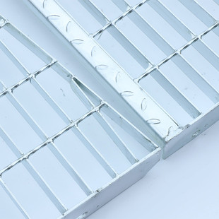 楼梯踏步板钢格板厂家防滑建筑楼梯走人踏步梯格栅钢板重型钢格栅