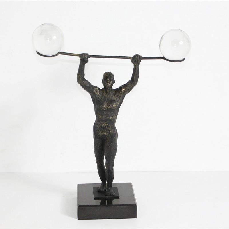 创意水晶球怀旧复古工艺品摆设样板房装饰品举重人物客厅欧式摆件