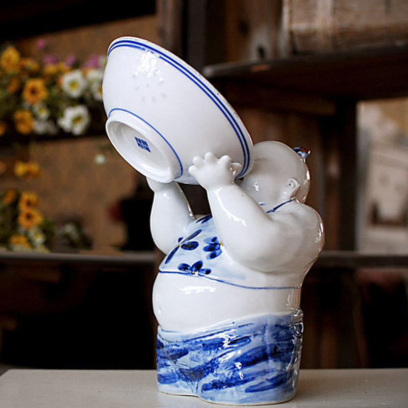 热销陶瓷手工绘画青花瓷花瓶摆件送礼工艺品娃娃桌面柜台雕气吞山