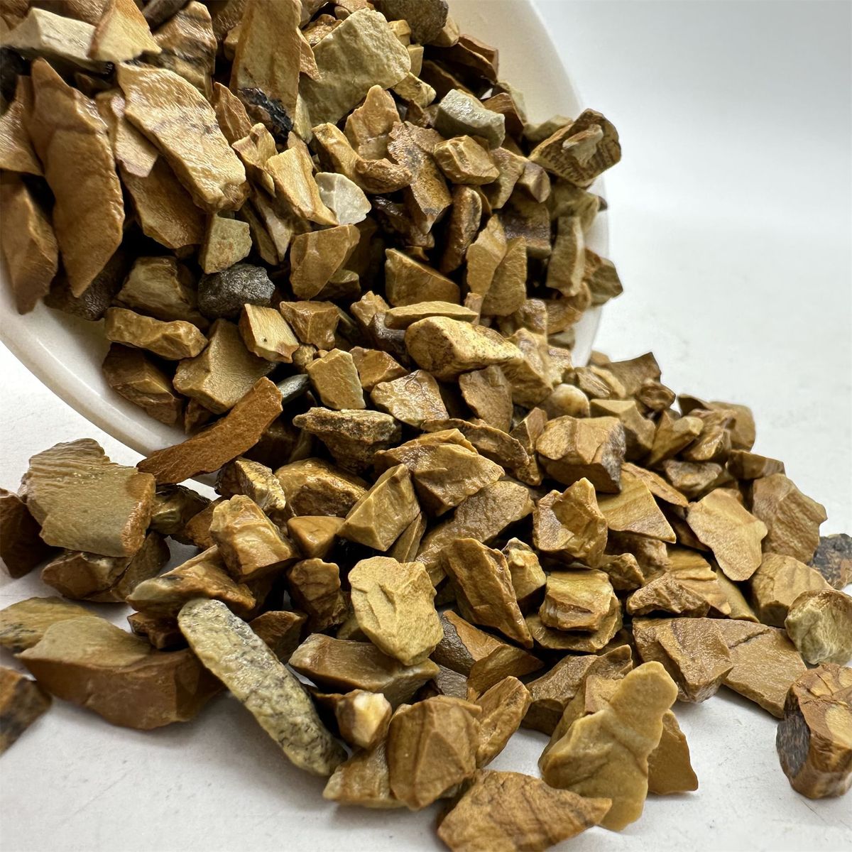 批发木纹黄碎石水族底沙铺底鱼缸装饰黄石子铺面造景用木纹黄卵石