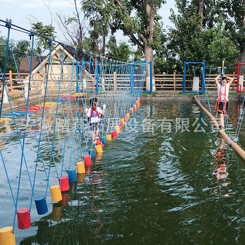 户外游乐拓展水上设备景区水上网红桥摇摆桥水上闯关乐园浮桥厂家