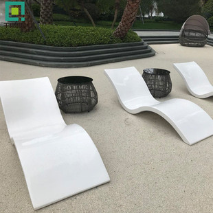 泳池海边沙滩休息区坐凳 玻璃钢s形躺椅酒店户外造型胶衣座椅个性