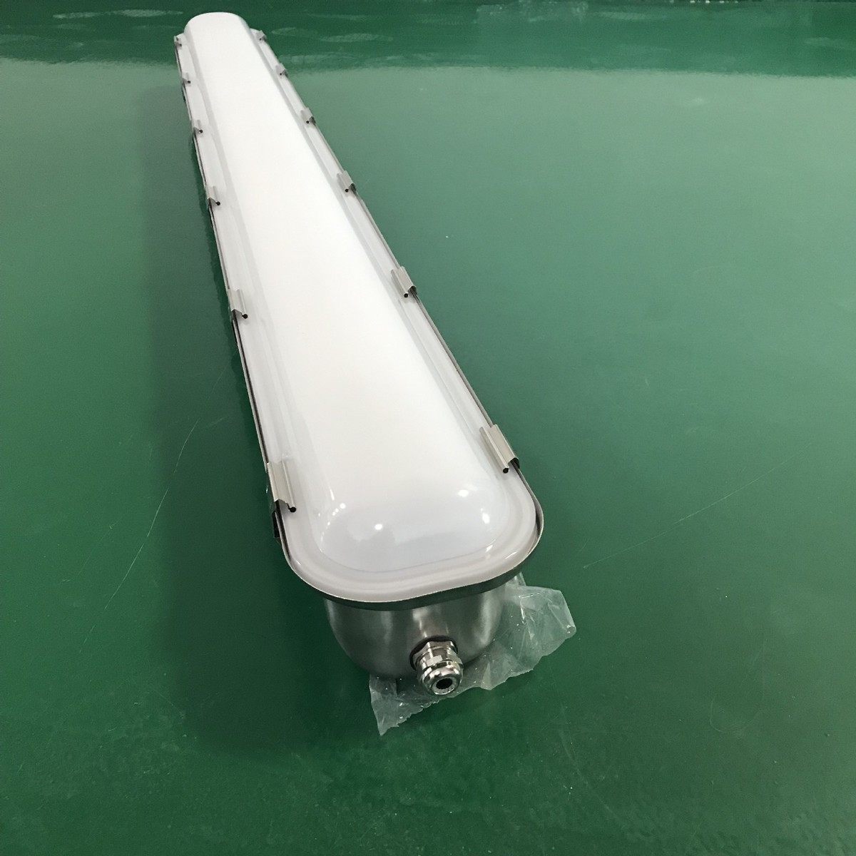 热销广东金属外壳led三防灯供应地铁专用钢化三防灯pc不锈钢玻璃