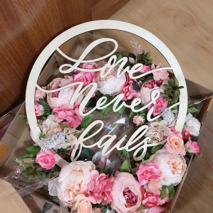 2019新款手持婚礼拍照道具木质love never fails圆形木质婚庆七夕