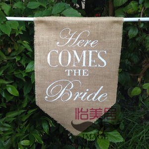 麻布户外花童指示吊旗Here GComes The Bride新娘来了婚礼拍照道