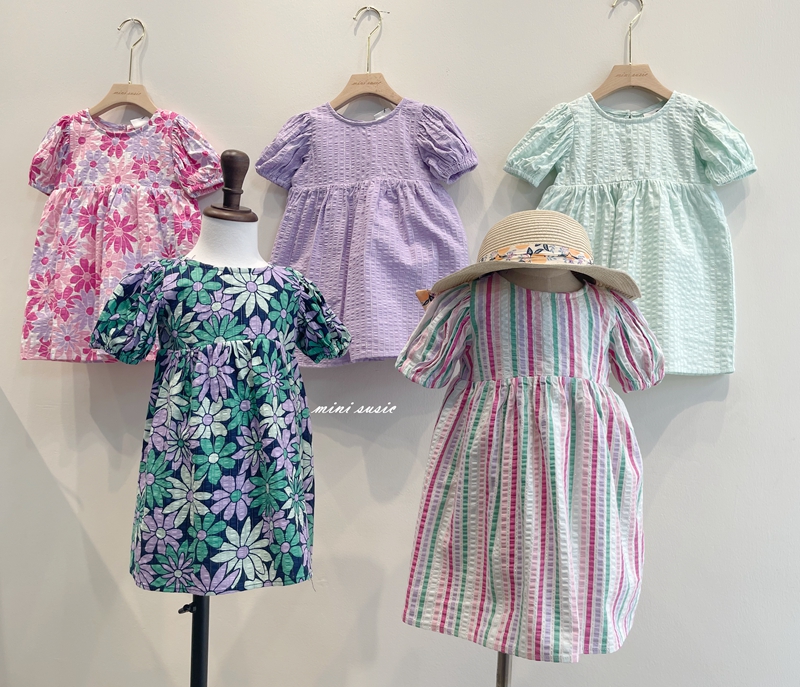 澳女童银色条纹印花泡泡袖连衣裙