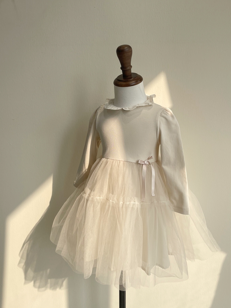 米色翻领拼接网纱长袖裙