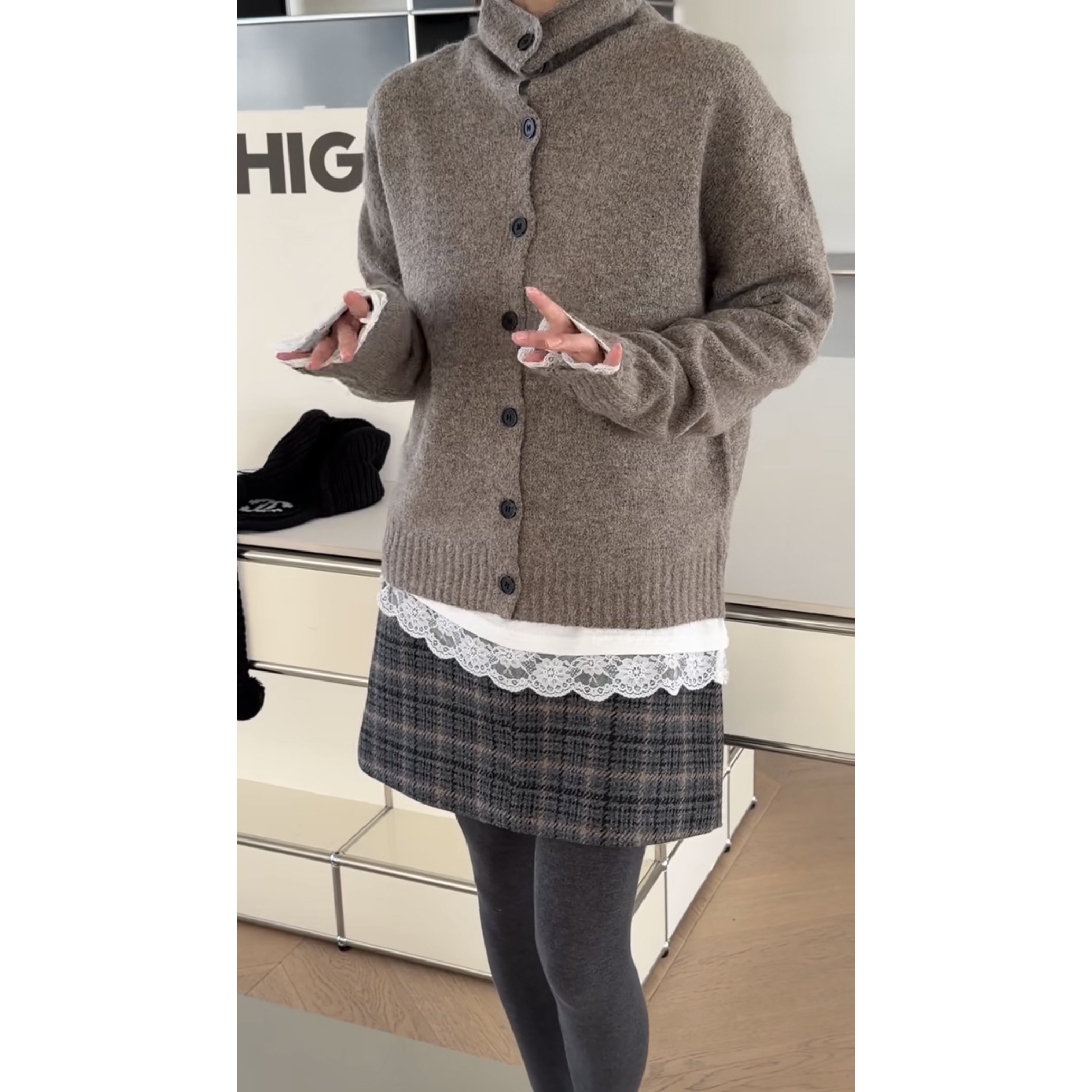70196诗歌兰女装2025秋冬款 洋气百搭深灰色纽扣立领开衫毛衣女