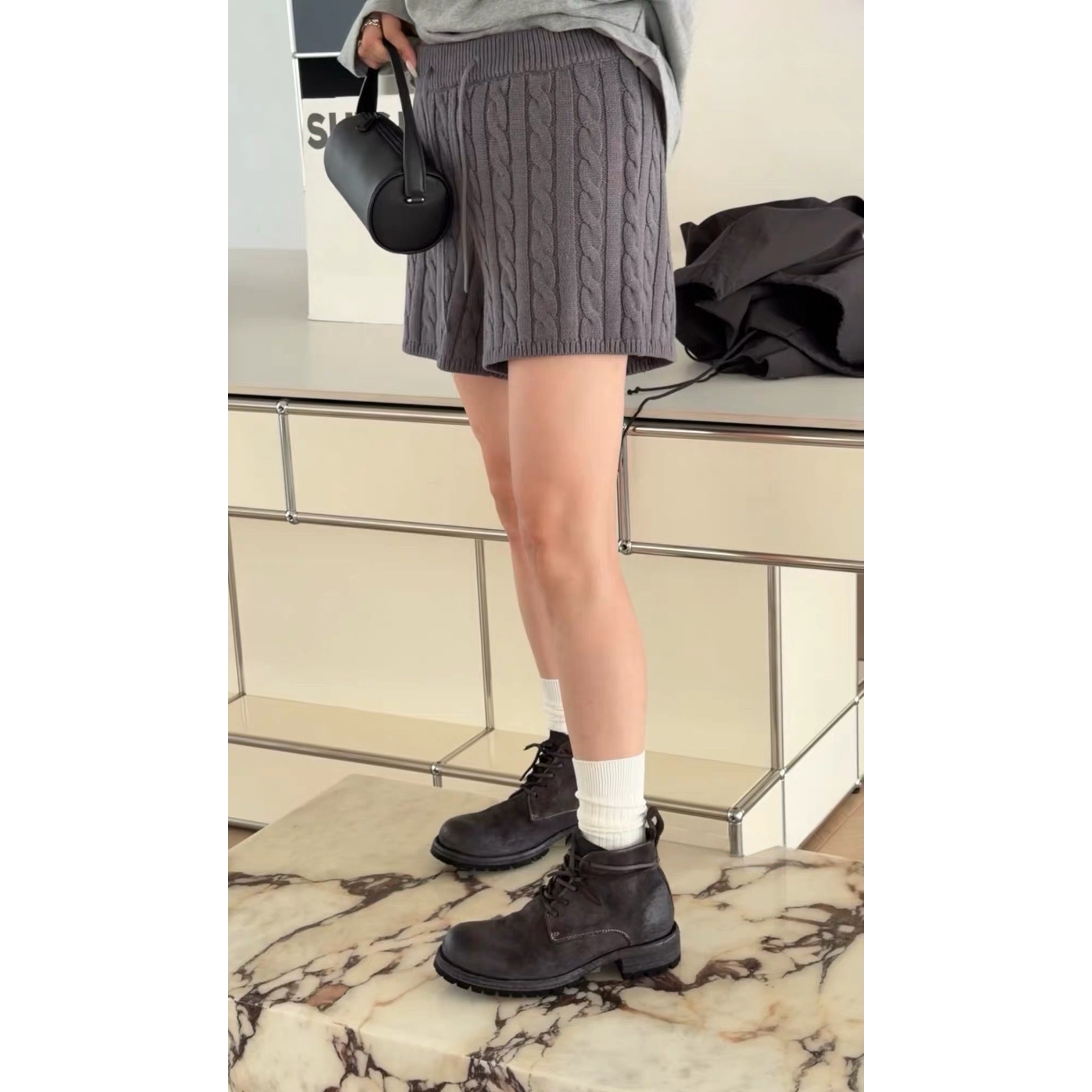 诗歌兰女装2025秋冬款 C25040法式知性温柔松紧腰麻花纹针织短裤