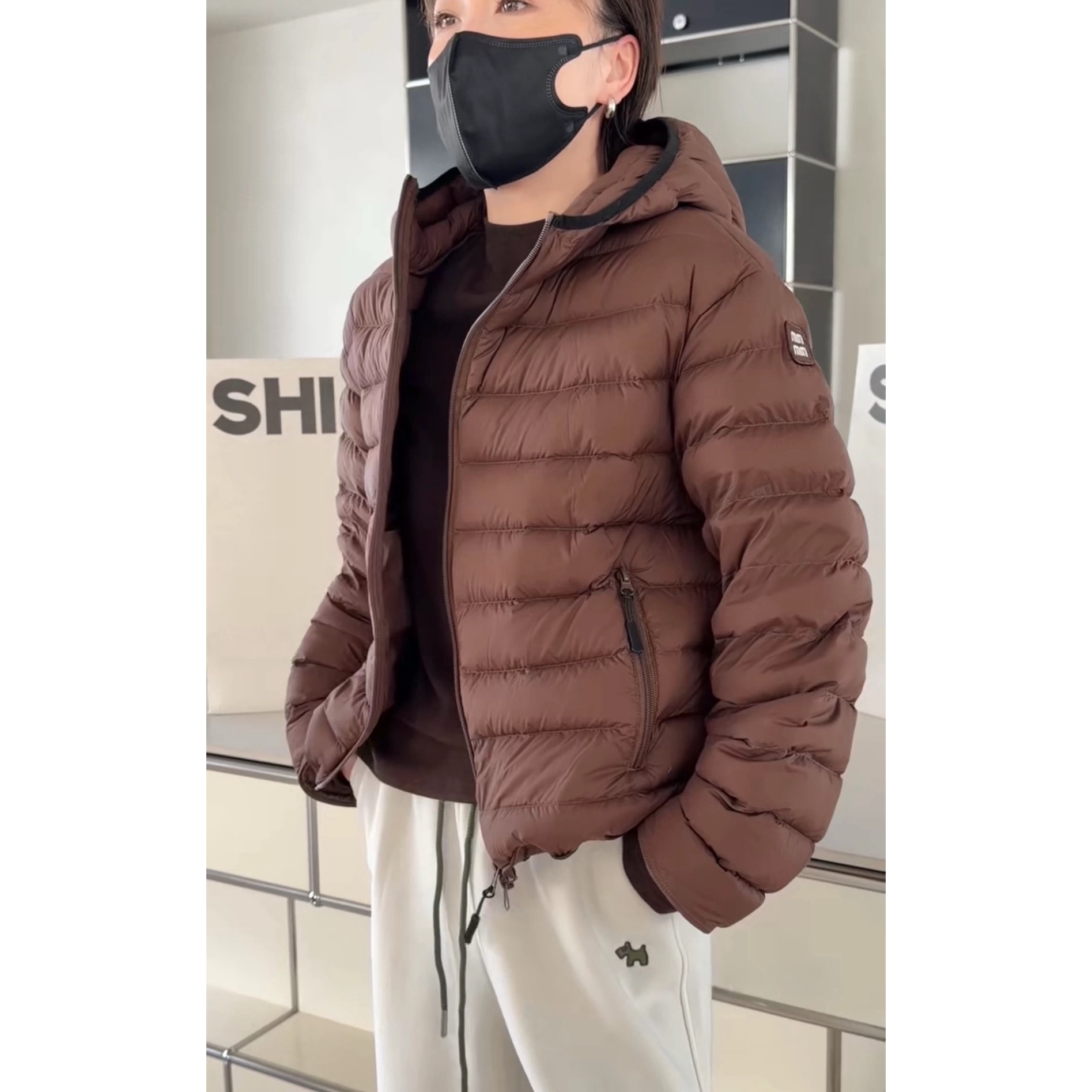 诗歌兰女装2025冬款258041简约潮流个性白鸭绒连帽字母排骨羽绒服