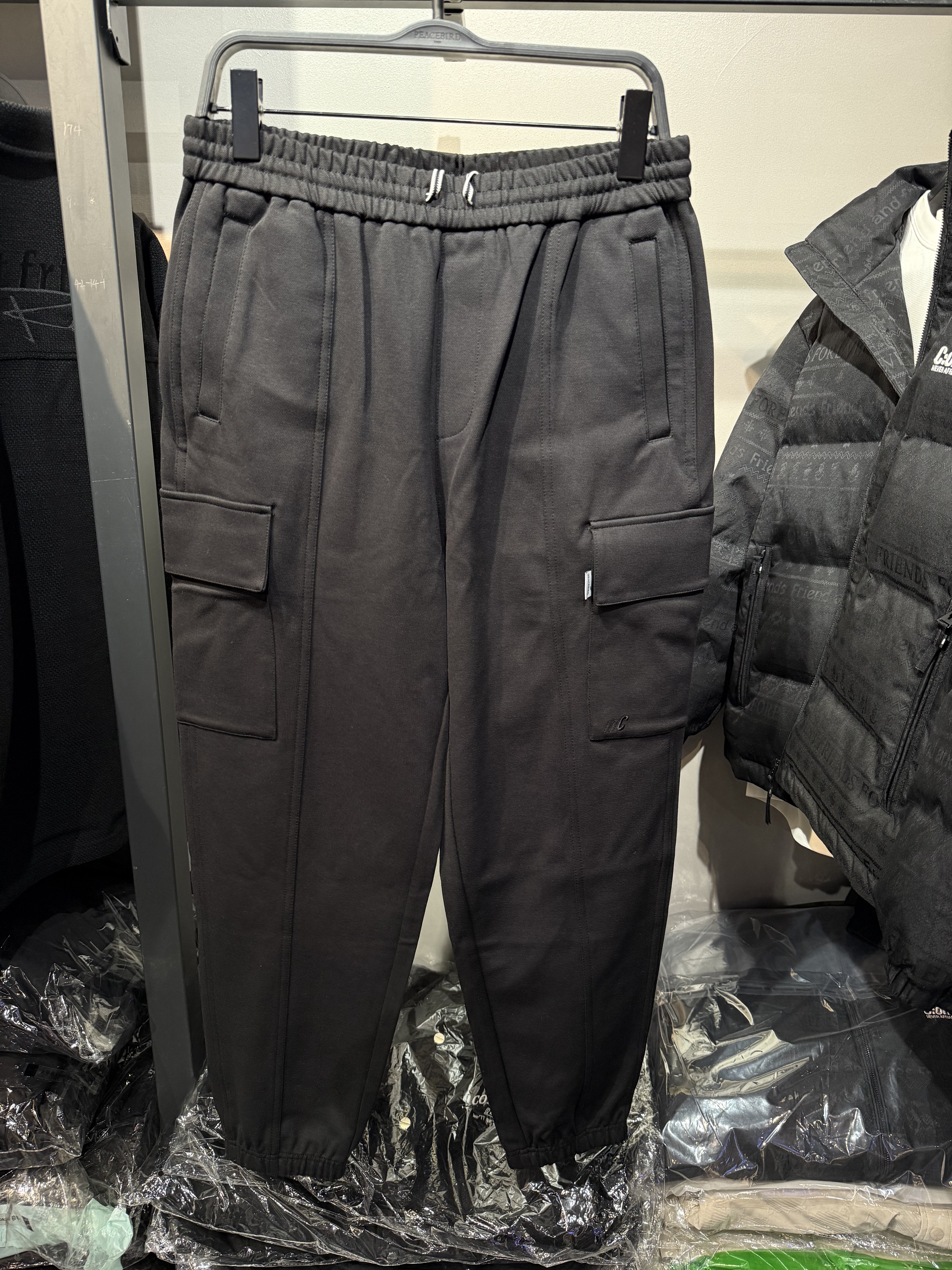 B2GLE4188 太平鸟男装冬季新款时尚黑色加绒工装锥形收口休闲裤潮