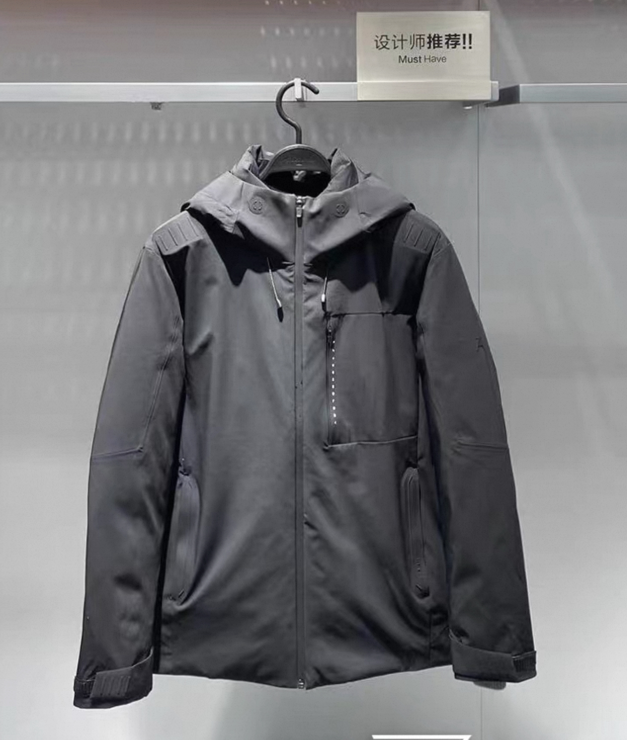 B1ACE4201 太平鸟男装冬季新款黑色合体连帽休闲保暖羽绒服外套潮