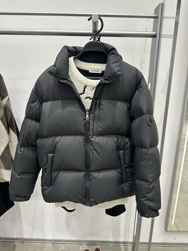 B1ACE4447 太平鸟男装2024冬季新款鹅绒超轻加厚立领面包羽绒服