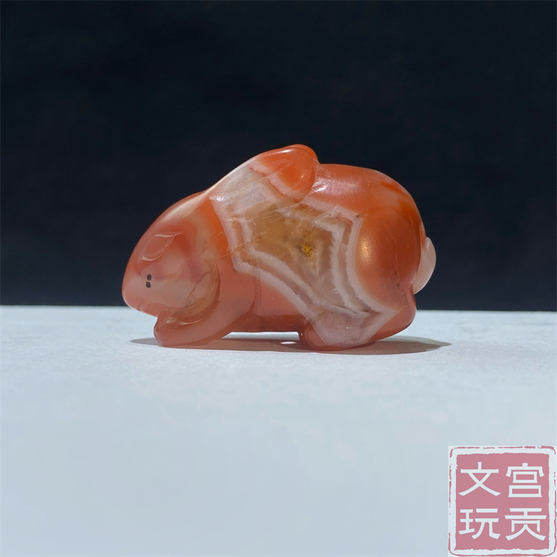 清代老南红玛瑙兔子带水晶眼