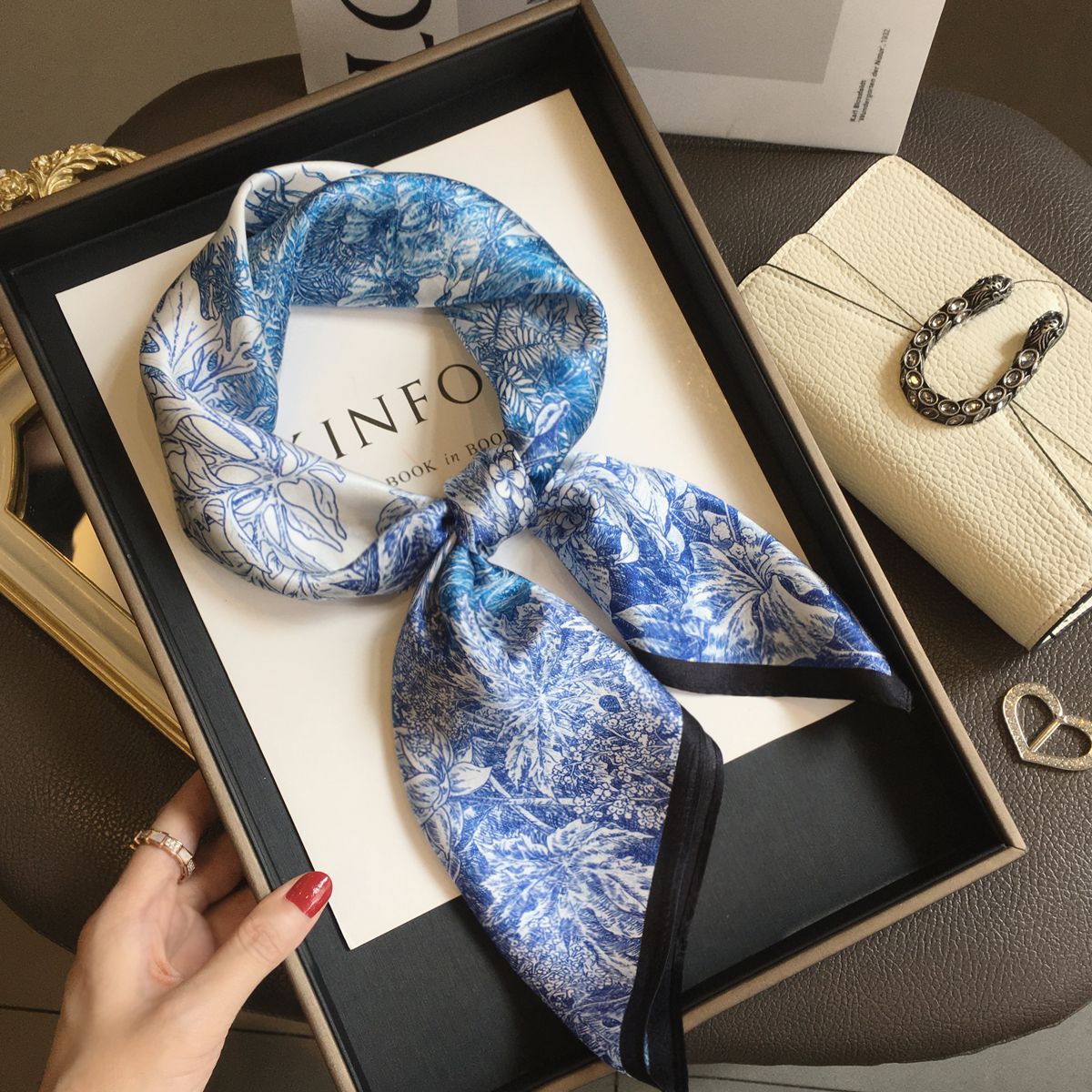 100%桑蚕丝围巾蓝色雨林真丝丝巾披肩女秋季百搭装饰领巾70cm方巾