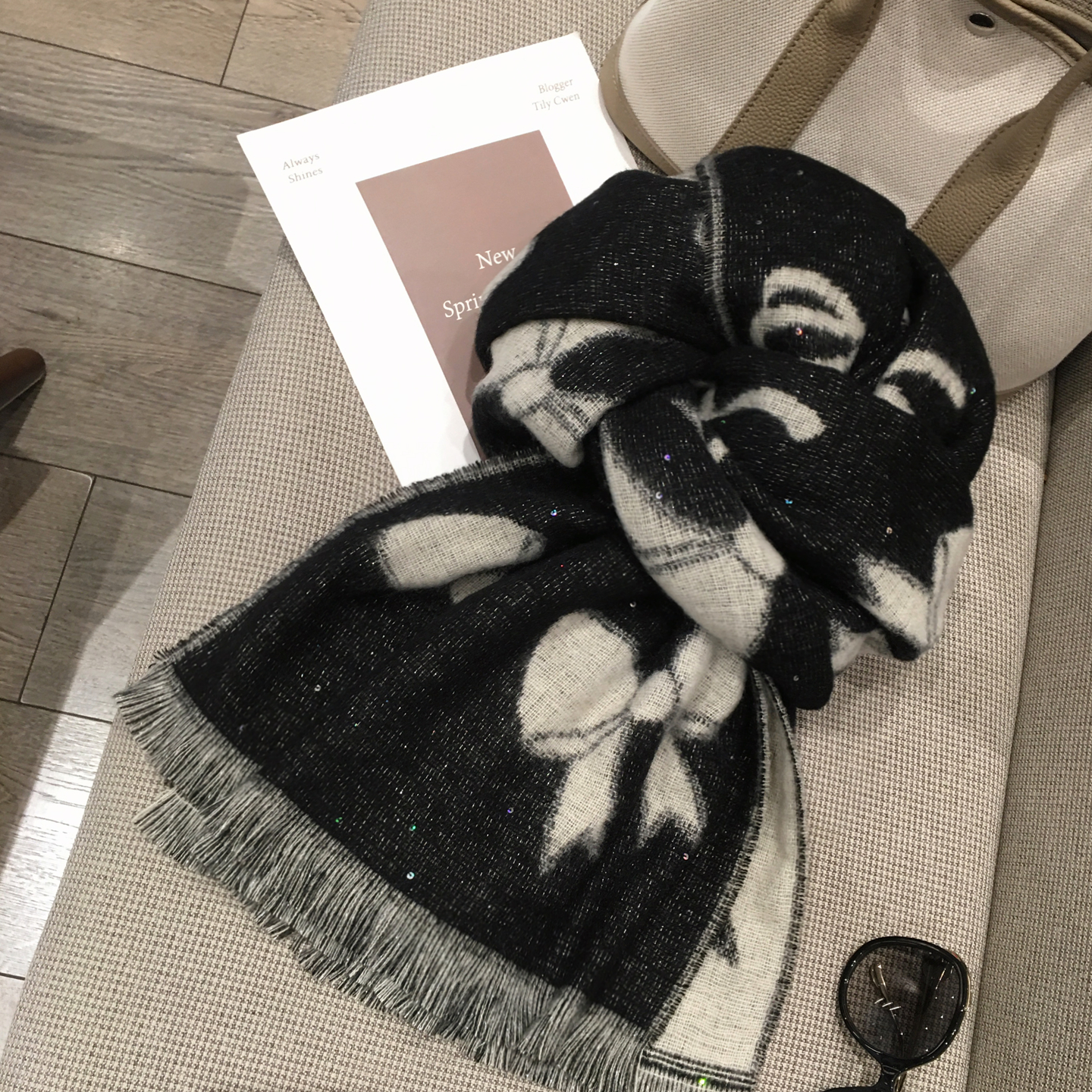 小溜家 12月8日新品上架 蝴蝶结亮片仿羊绒羊毛围巾披肩两用