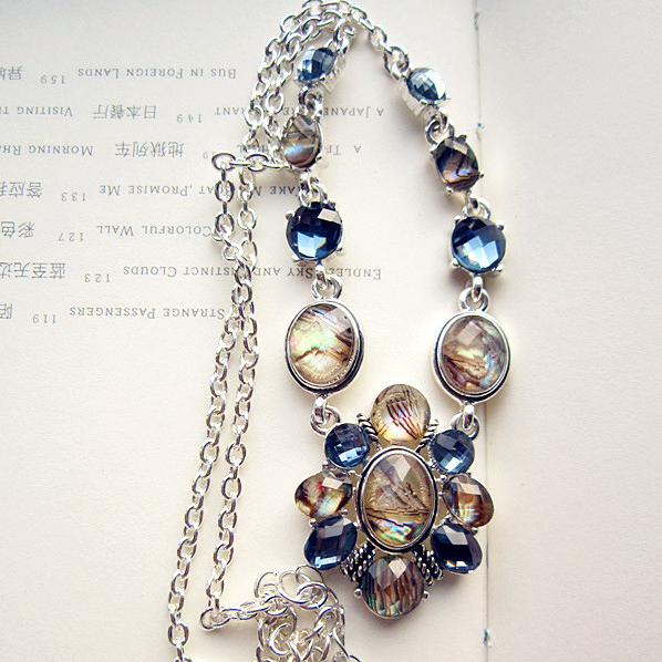 Napier树脂亚克力女鲍纹幻彩项链