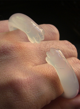 天然巴西玛瑙手镯/秀细加厚款/白月光玉髓/巧雕猫爪/强荧光2290