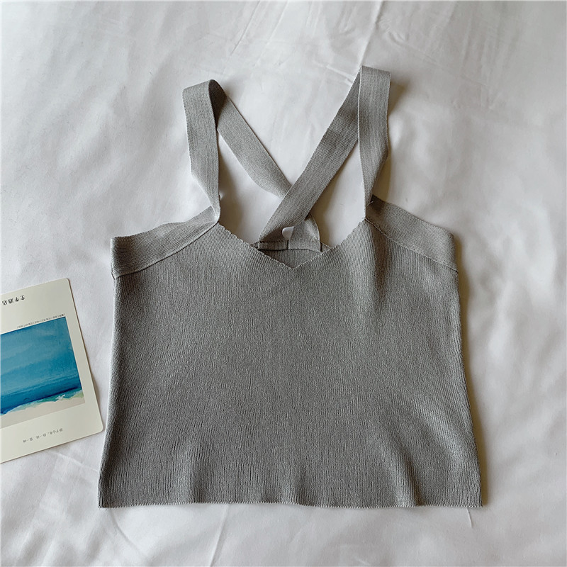 The special price of real shooting is not reduced. Wear short suspender vest with beautiful back and sexy off shoulder hanging neck top