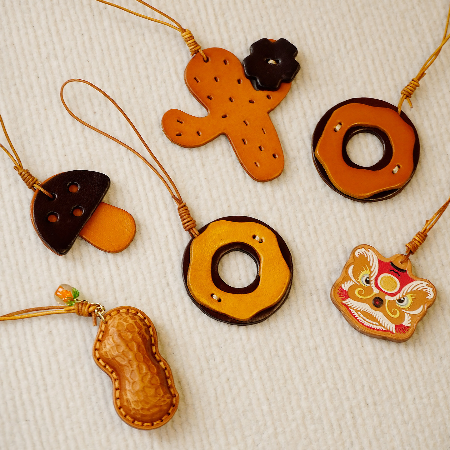 藤也家原创手工植鞣牛皮趣味包包挂件钥匙配饰甜甜圈真皮创意挂饰,服饰配件/皮带/帽子/围巾,包挂件,淘宝优惠券,粉丝福利购,淘宝优惠卷