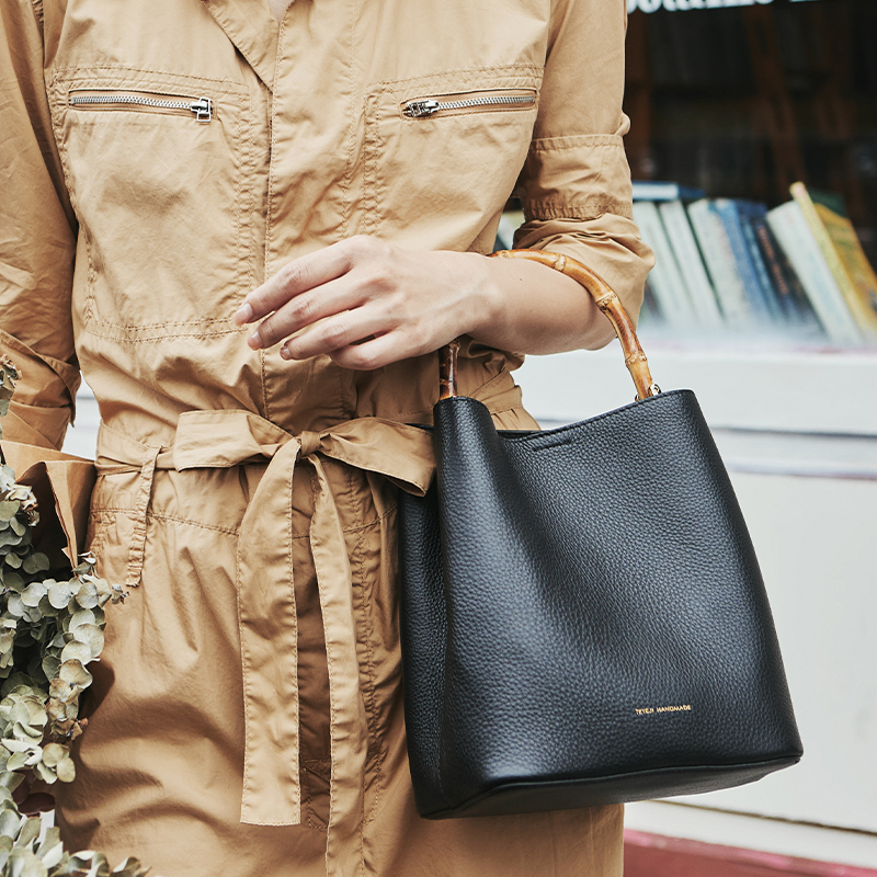 藤也家水桶竹节日系牛皮手提包