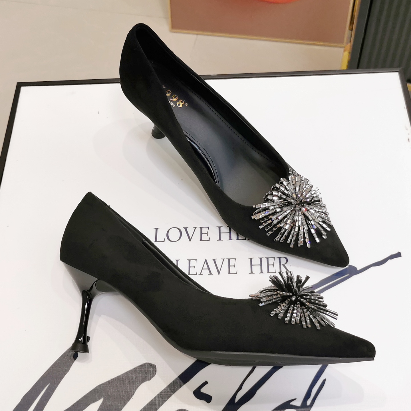 秋季新款绒面水钻尖头细跟高跟鞋