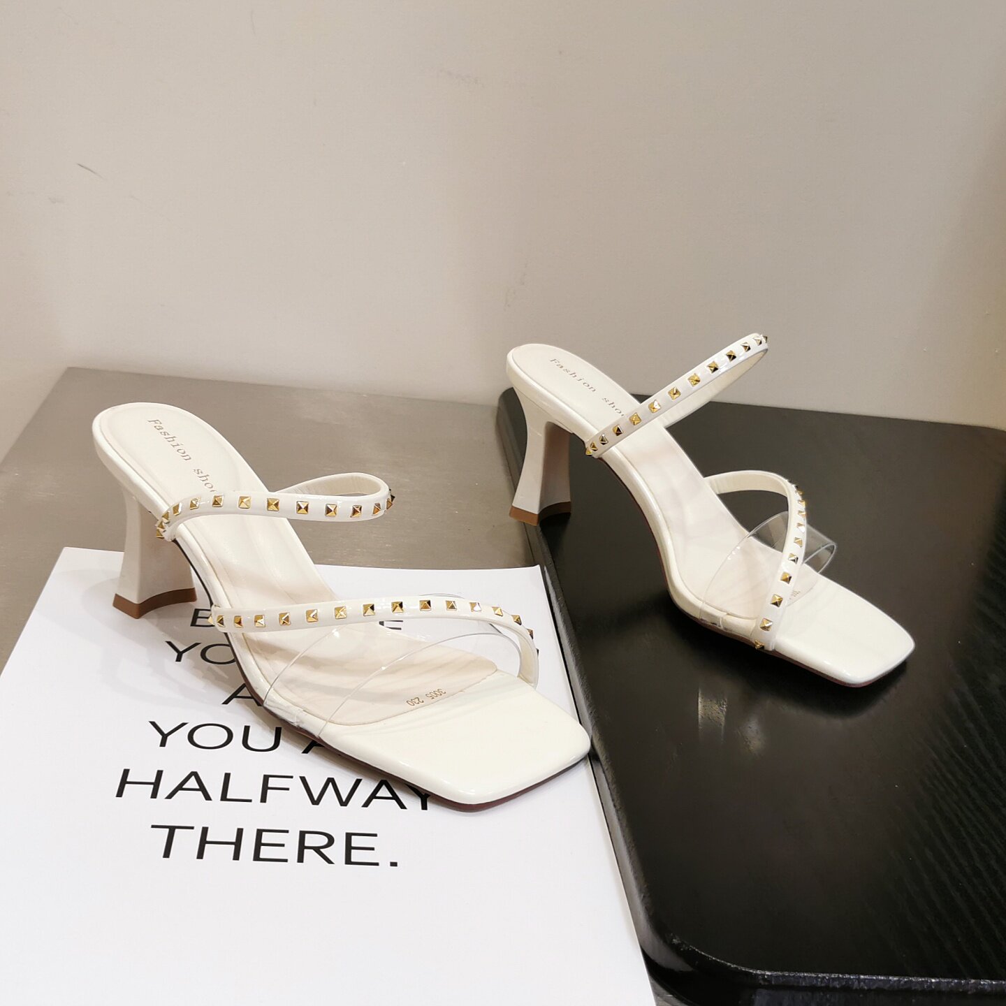 简约风铆钉凉拖女2026新款仙女风方头双带透明漆皮酒杯跟一字拖鞋