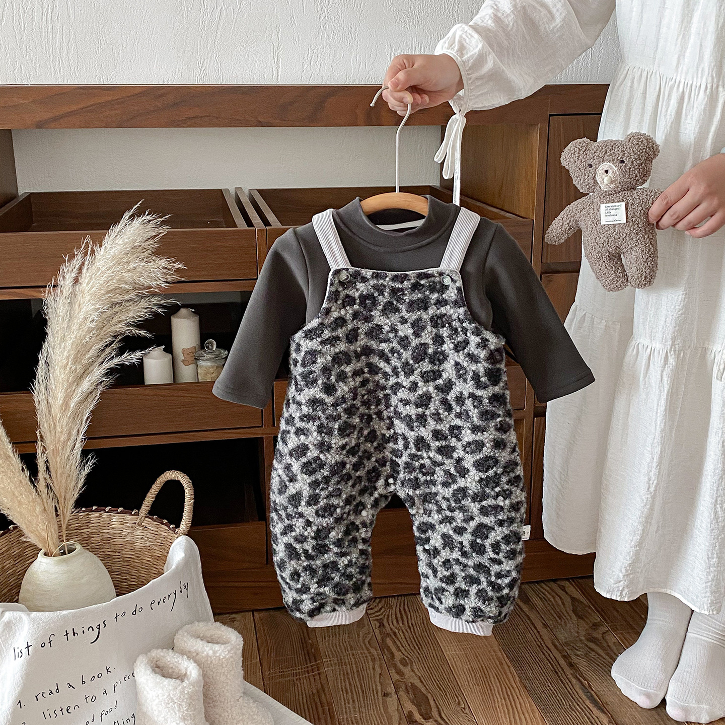 2025秋冬新款婴幼儿毛毛背带裤套装男女宝宝加绒连体衣打底两件套